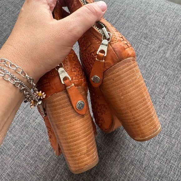 Rag&Bone Leather Newbury Bootie
Boot Tan/Lt.Brown Size 39 - Picture 12 of 16